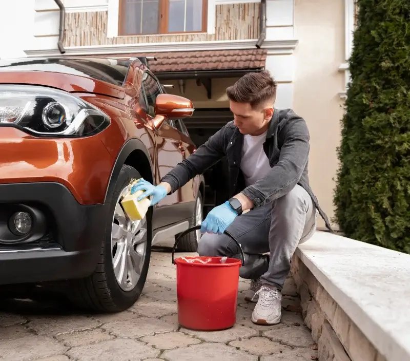 Lavage auto à domicile Massillargues-Attuech : professionnel intervenant sur un véhicule